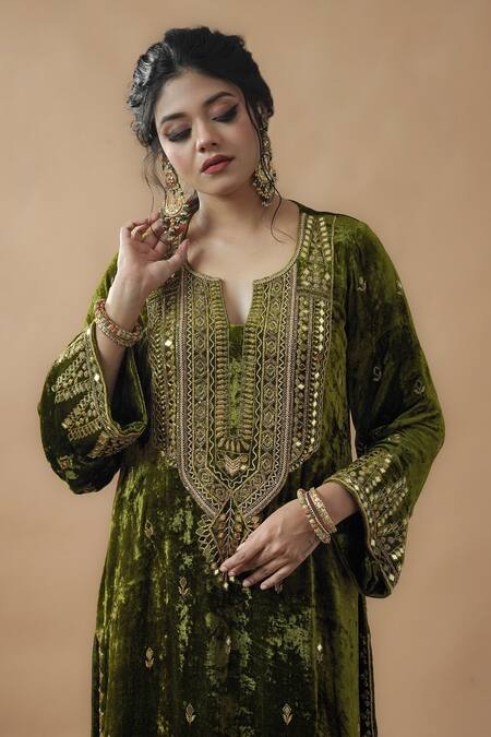 Buy Gul By Aishwarya Green Dupatta Organza, Kurta Velvet, Pant Satin Embroidered Set Online at Aza Fashions Buy_Gul By Aishwarya_Green Dupatta Organza, Kurta Velvet, Pant Satin Embroidered Set _Online_at_Aza_Fashions