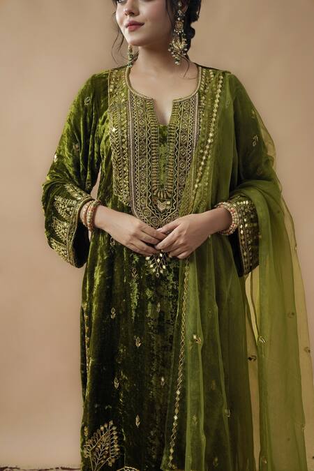 Shop Gul By Aishwarya Green Dupatta Organza, Kurta Velvet, Pant Satin Embroidered Set Online at Aza Fashions Shop_Gul By Aishwarya_Green Dupatta Organza, Kurta Velvet, Pant Satin Embroidered Set _Online_at_Aza_Fashions