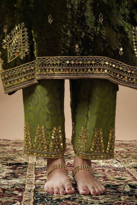 Gul By Aishwarya Green Dupatta Organza, Kurta Velvet, Pant Satin Embroidered Set at Aza Fashions Gul By Aishwarya_Green Dupatta Organza, Kurta Velvet, Pant Satin Embroidered Set _at_Aza_Fashions