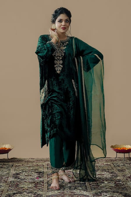 Gul By Aishwarya_Green Velvet Embroidered Zardozi Notched Round Neck Kurta Set _Online_at_Aza_Fashions