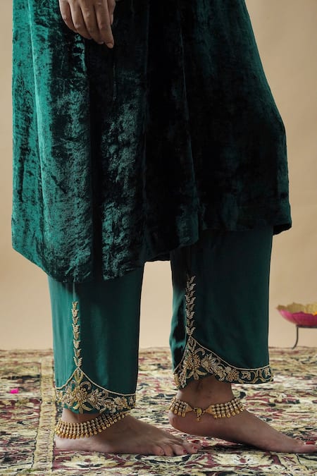 Gul By Aishwarya_Green Velvet Embroidered Zardozi Notched Round Neck Kurta Set _at_Aza_Fashions