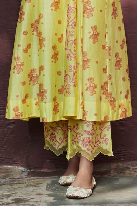 Amrita Thakur_Yellow Kurta Chanderi Pant Cotton Embroidery V Neck Printed Set _Online_at_Aza_Fashions