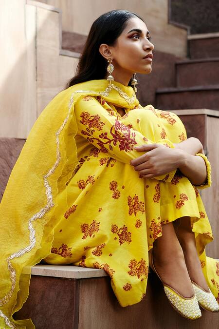 Amrita Thakur_Yellow Kurta Chanderi Pant Cotton Embroidery V Neck Printed Set _Online_at_Aza_Fashions
