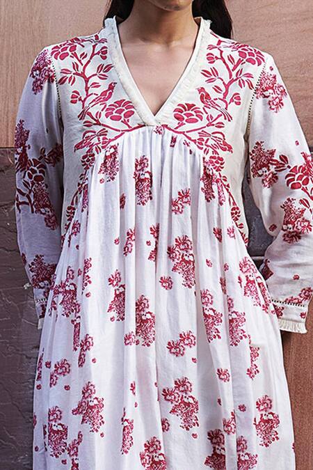 Shop Amrita Thakur White Kurta Chanderi Pant Cotton Embroidery V Neck Printed Set Online at Aza Fashions Shop_Amrita Thakur_White Kurta Chanderi Pant Cotton Embroidery V Neck Printed Set _Online_at_Aza_Fashions