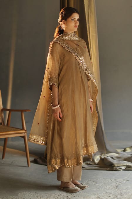 Begum_Beige Kurta And Pant Chanderi Dupatta Organza Inner Mulmul Embroidery V Set _Online_at_Aza_Fashions