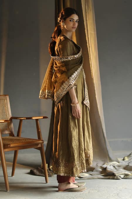 Begum_Green Kurta And Pant Chanderi Dupatta Organza Inner Mulmul V Embroidered Set _Online_at_Aza_Fashions