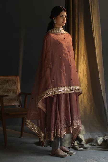 Begum_Green Kurta And Pant Chanderi Dupatta Organza Inner Mulmul V Embroidered Set _Online_at_Aza_Fashions