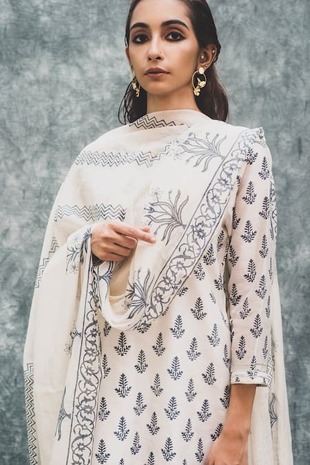 Shop_House Of Pink_White Chanderi Kurta Set _Online_at_Aza_Fashions