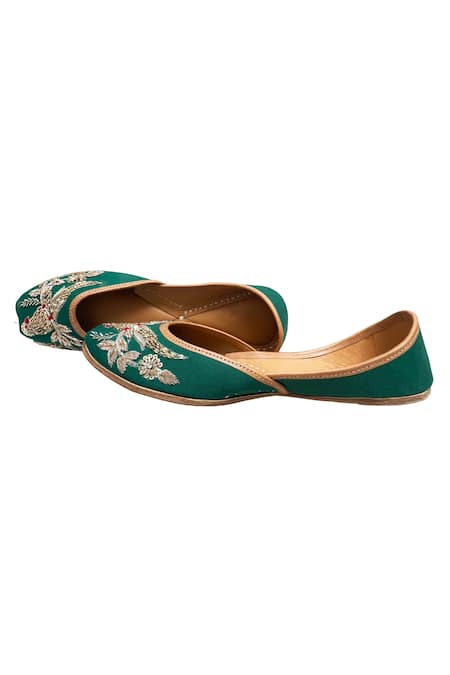 Kurrbat Humming Bird Embroidered Juttis 