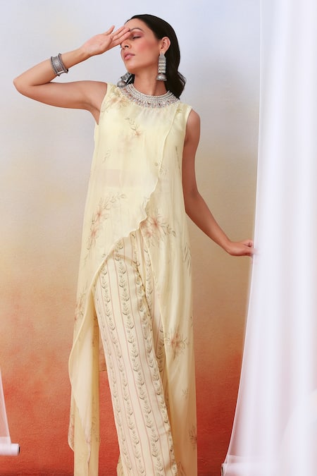 ISHA GUPTA TAYAL White Crepe, Chiffon Floral Round Printed Draped Cape And Pant Set Online at Aza Fashions ISHA GUPTA TAYAL_White Crepe, Chiffon Floral Round Printed Draped Cape And Pant Set _Online_at_Aza_Fashions