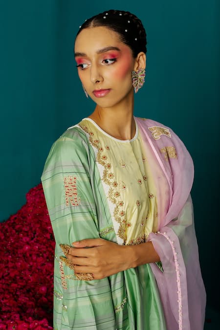 Buy_Latha Puttanna_Pink Embroidered Tiger Silk Organza And Pearl Work Dupatta_Online_at_Aza_Fashions