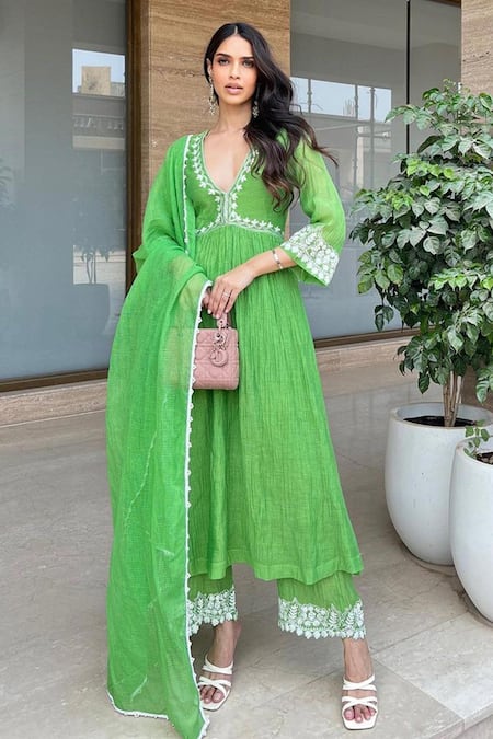 Buy Neha Khullar Green Chanderi Silk, Muslin Embroidery, Lace V-neck Neckline Kurta Set Buy_Neha Khullar_Green Chanderi Silk, Muslin Embroidery, Lace V-neck Neckline Kurta Set