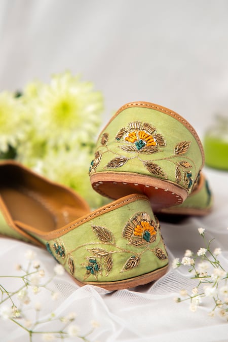 Label Deepti Bajaj Green Embroidered Juttis Online at Aza Fashions Label Deepti Bajaj_Green Embroidered Juttis _Online_at_Aza_Fashions