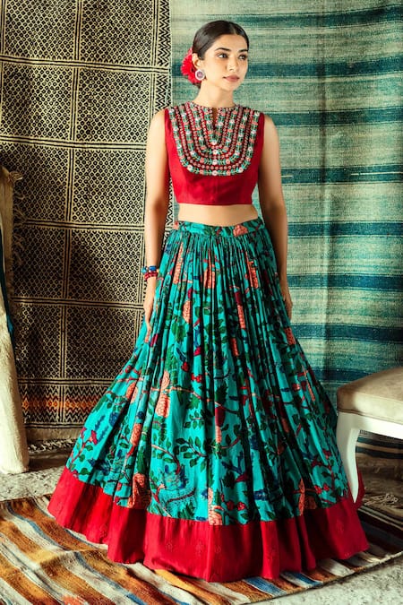 Red green yellow, will never disappoint 🧡. Who loves this ? Look from our  masterclass. Team : … | Green bridal lehenga, Bridal lehenga, Wedding  lehenga designs
