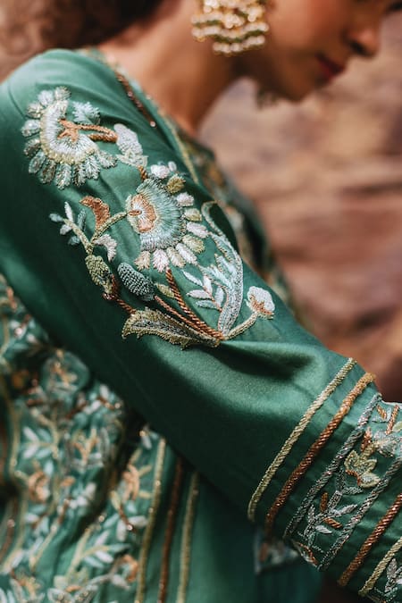 Buy Samatvam By Anjali Bhaskar Green Organza, Chanderi Silk, Shatoon Notched Embroidered Kurta Set Buy_Samatvam By Anjali Bhaskar_Green Organza, Chanderi Silk, Shatoon Notched Embroidered Kurta Set