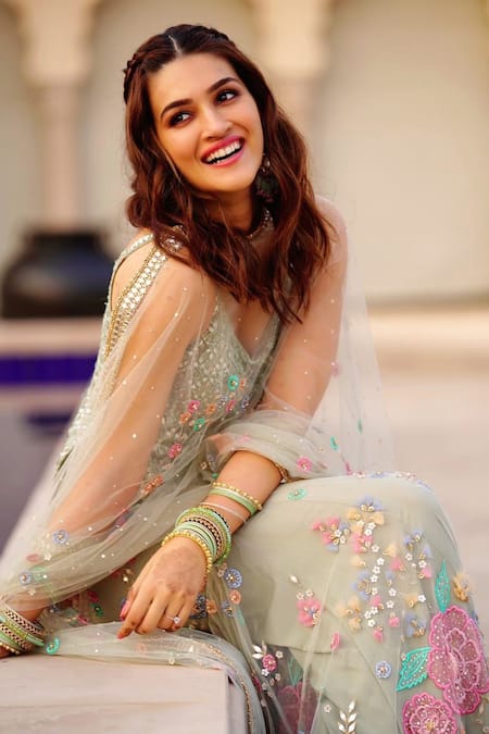 Seema Gujral_Green Net V Neck Embroidered Kurta Set _Online_at_Aza_Fashions