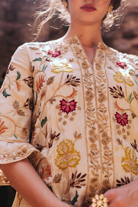 Samatvam By Anjali Bhaskar_Off White Shantoon, Habutai Silk Round Embroidered Kurta Sharara Set _at_Aza_Fashions