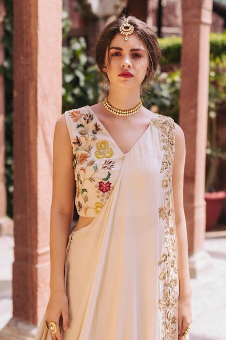 Buy_Samatvam By Anjali Bhaskar_Off White Crepe Shantoon V-shaped Neckline Embroidered Pre-draped Saree 