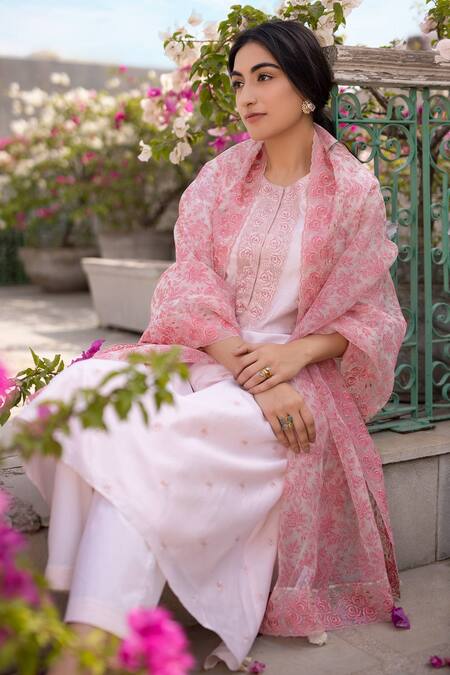 Shop Chhaya Mehrotra Pink Kurta Handwoven Chanderi Pants Cotton Dupatta Silk Organza Round Set at Aza Fashions Shop_Chhaya Mehrotra_Pink Kurta Handwoven Chanderi Pants Cotton Dupatta Silk Organza Round Set _at_Aza_Fashions