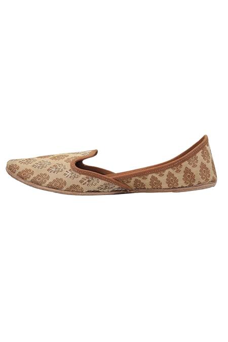 Buy Imlee Jaipur Gold Embroidered Floral Motif Juttis Online at Aza Fashions Buy_Imlee Jaipur_Gold Embroidered Floral Motif Juttis _Online_at_Aza_Fashions