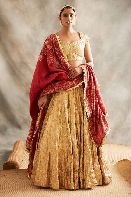 Itrh Gold Linen, Shantoon, Handloom Cotton Lining V Neck Zari Bridal Lehenga Set Online at Aza Fashions Itrh_Gold Linen, Shantoon, Handloom Cotton Lining V Neck Zari Bridal Lehenga Set_Online_at_Aza_Fashions