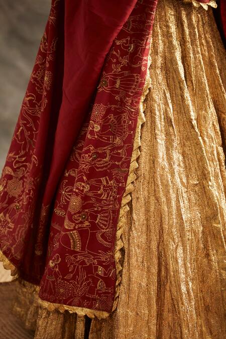 Itrh Gold Linen, Shantoon, Handloom Cotton Lining V Neck Zari Bridal Lehenga Set at Aza Fashions Itrh_Gold Linen, Shantoon, Handloom Cotton Lining V Neck Zari Bridal Lehenga Set_at_Aza_Fashions