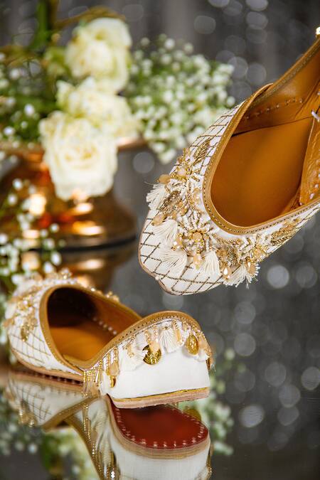 Buy_House Of Vian_White Izna Tassel Juttis_Online_at_Aza_Fashions