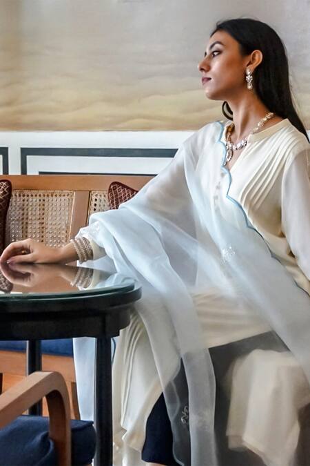 Jasmine Bains_White Kurta Georgette Pant Crepe Dupatta Silk Embroidered Set _Online_at_Aza_Fashions