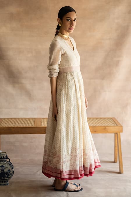 Shop Swatti Kapoor White Handwoven Chanderi Mul Block Prints V Neck Jayan Anarkali at Aza Fashions Shop_Swatti Kapoor_White Handwoven Chanderi Mul Block Prints V Neck Jayan Anarkali _at_Aza_Fashions