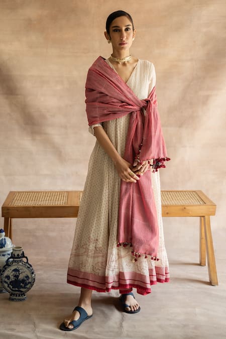 Swatti Kapoor White Handwoven Chanderi Mul Block Prints V Neck Jayan Anarkali Online at Aza Fashions Swatti Kapoor_White Handwoven Chanderi Mul Block Prints V Neck Jayan Anarkali _Online_at_Aza_Fashions