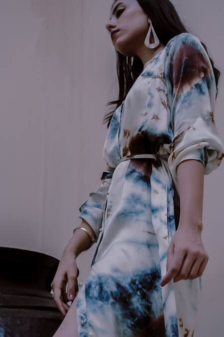 Buy Jasmine Bains White Cupro Satin Band Collar Tie-dye Maxi Dress Online at Aza Fashions Buy_Jasmine Bains_White Cupro Satin Band Collar Tie-dye Maxi Dress _Online_at_Aza_Fashions