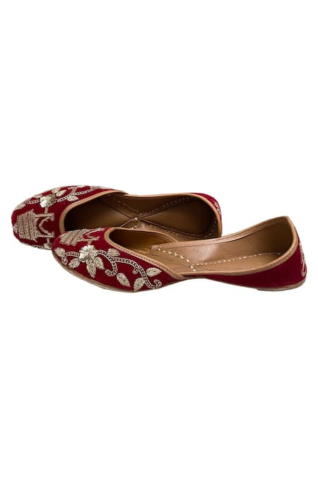 Kurrbat Jharoka Embroidered Juttis 