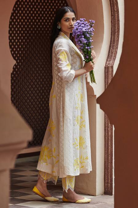 Amrita Thakur_White Kurta Chanderi Pant Cotton, Organza Dupatta Kota Silk V Panelled Set_Online_at_Aza_Fashions