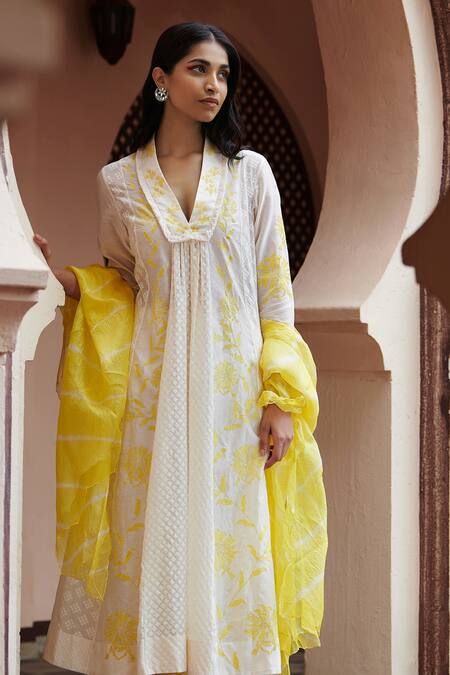 Buy_Amrita Thakur_White Kurta Chanderi Pant Cotton, Organza Dupatta Kota Silk V Panelled Set_Online_at_Aza_Fashions
