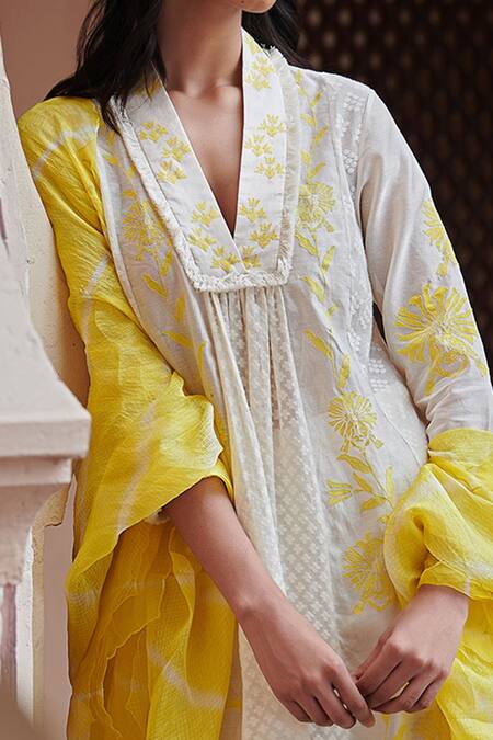 Amrita Thakur_White Kurta Chanderi Pant Cotton, Organza Dupatta Kota Silk V Panelled Set_at_Aza_Fashions