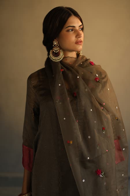 Buy_Begum_Grey Kurta And Pant Tissue Dupatta Organza Inner Mulmul Set  _Online_at_Aza_Fashions