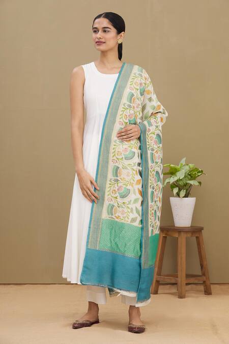 Samyukta Singhania_White Handloom Banarasi Silk Dupatta_Online_at_Aza_Fashions