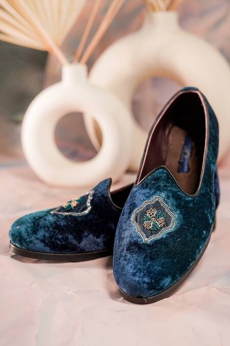 Jatin Malik Ivory Hand Embroidered Velvet Juttis Online at Aza Fashions Jatin Malik_Ivory Hand Embroidered Velvet Juttis _Online_at_Aza_Fashions