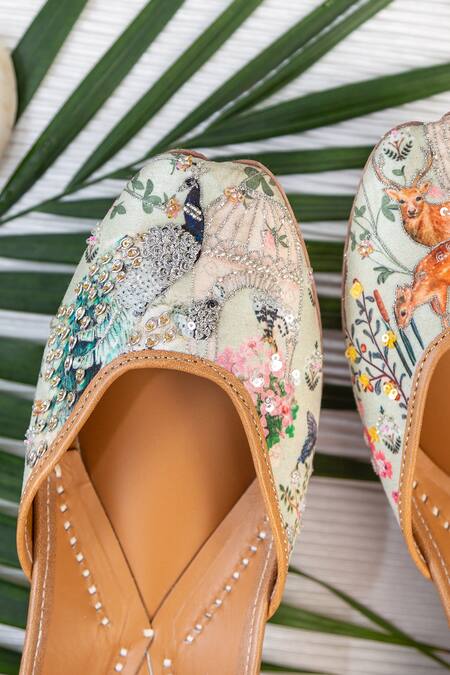 Kala Winding Wilderness Fauna Embroidered Juttis 