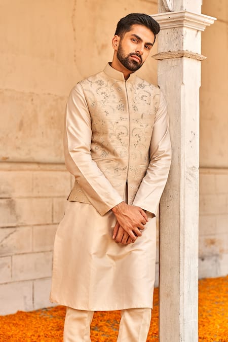 Jayanti Reddy Floral Embroidered Bundi & Kurta Set 