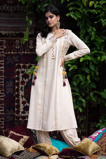Buy_Inej_White Rayon Flex Round Embroidered Kurta Set _Online_at_Aza_Fashions
