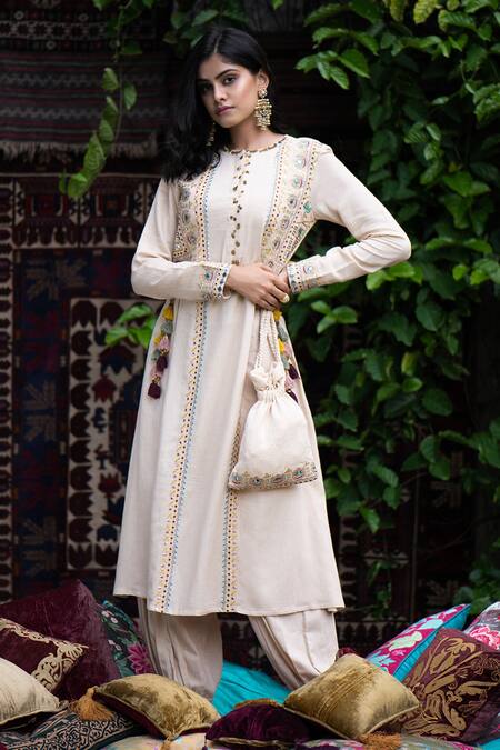 Inej_White Rayon Flex Round Embroidered Kurta Set _Online_at_Aza_Fashions