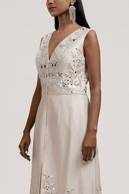 Jyoti Sachdev Iyer_White Chanderi V Neck Hand Embroidered Kurta Set _Online_at_Aza_Fashions