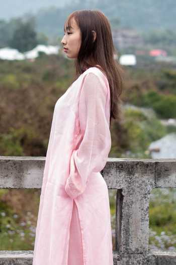 Buy_Juanita By Shubhda_Pink Chanderi Lining Handloom Cotton V Neck Kurta And Pant Set_Online_at_Aza_Fashions