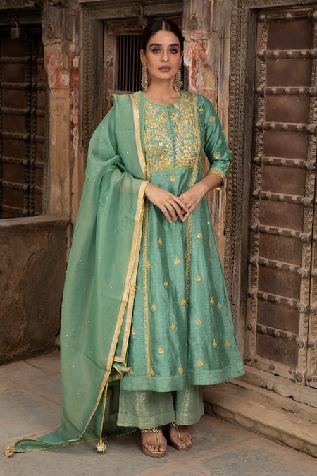 Kritika Dawar Linen Silk Embroidered Kurta Set 