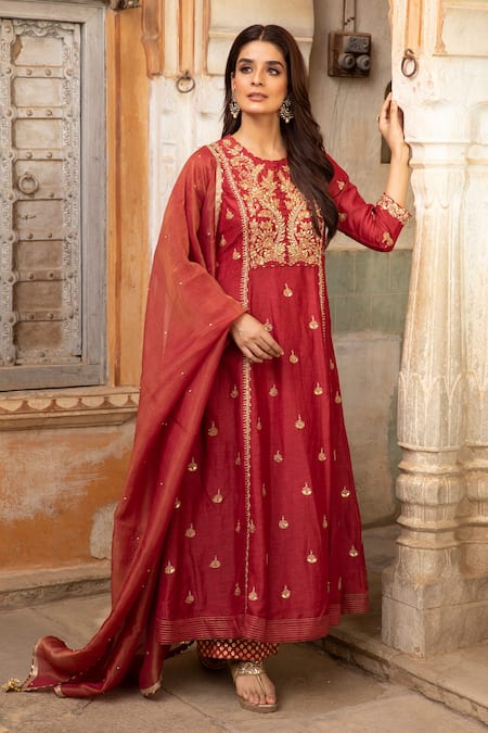 Kritika Dawar Linen Silk Embroidered Kurta Set 