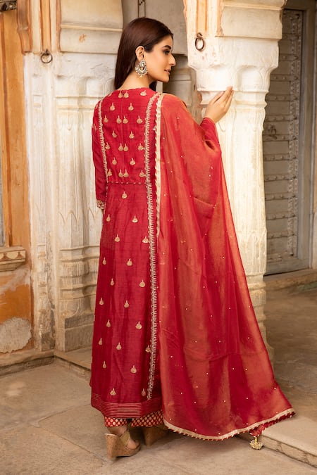 Kritika Dawar Linen Silk Embroidered Kurta Set 