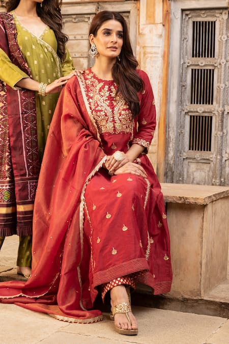 Kritika Dawar Maroon Kurta Linen Silk Palazzo Banarasi Chanderi Dupatta Embroidered Set Online at Aza Fashions Kritika Dawar_Maroon Kurta Linen Silk Palazzo Banarasi Chanderi Dupatta Embroidered Set _Online_at_Aza_Fashions