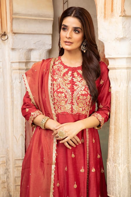 Kritika Dawar Maroon Kurta Linen Silk Palazzo Banarasi Chanderi Dupatta Embroidered Set at Aza Fashions Kritika Dawar_Maroon Kurta Linen Silk Palazzo Banarasi Chanderi Dupatta Embroidered Set _at_Aza_Fashions