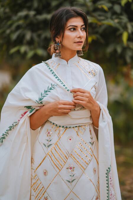 Buy_Kaia_White Cotton Mandarin Collar Embroidered Kurta Set_Online_at_Aza_Fashions